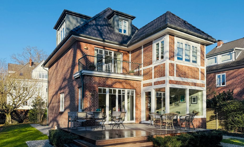 Blick auf die Gartenterrasse eines sanierten Einfamilienhauses aus den dreißiger Jahren.