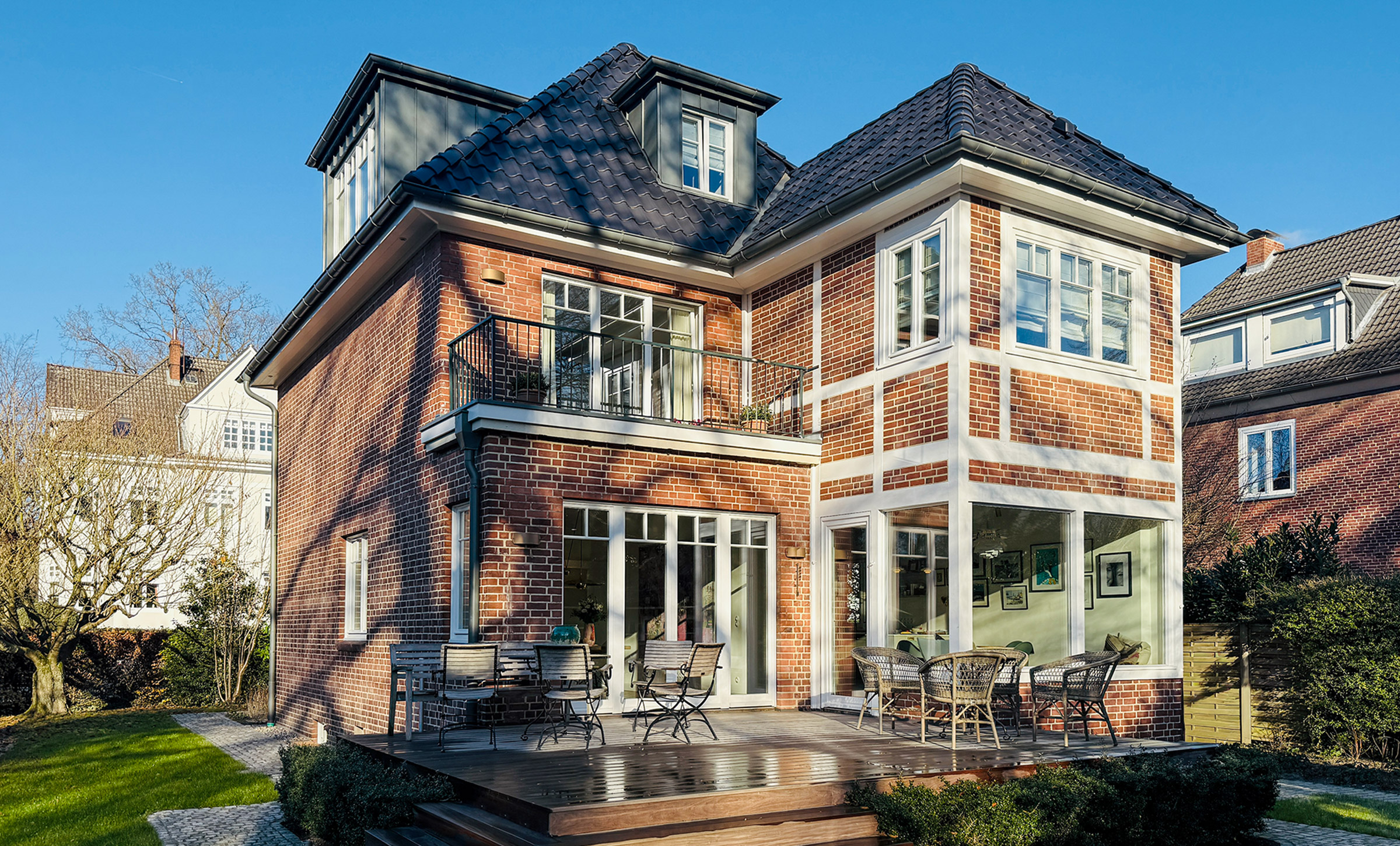 Blick auf die Gartenterrasse eines sanierten Einfamilienhauses aus den dreißiger Jahren.