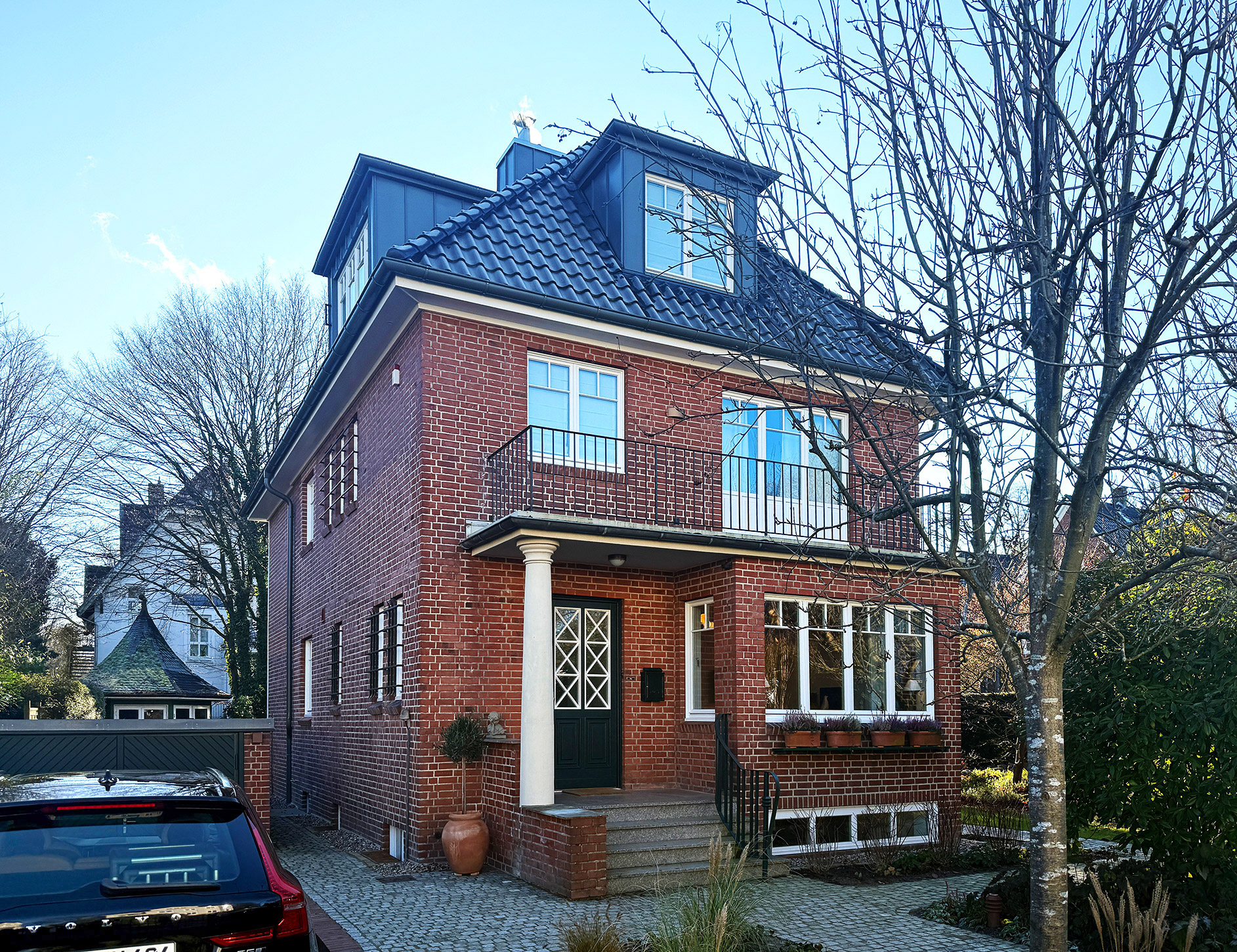 Frontansicht eines sanierten Einfamilienhauses aus den dreißiger Jahren.