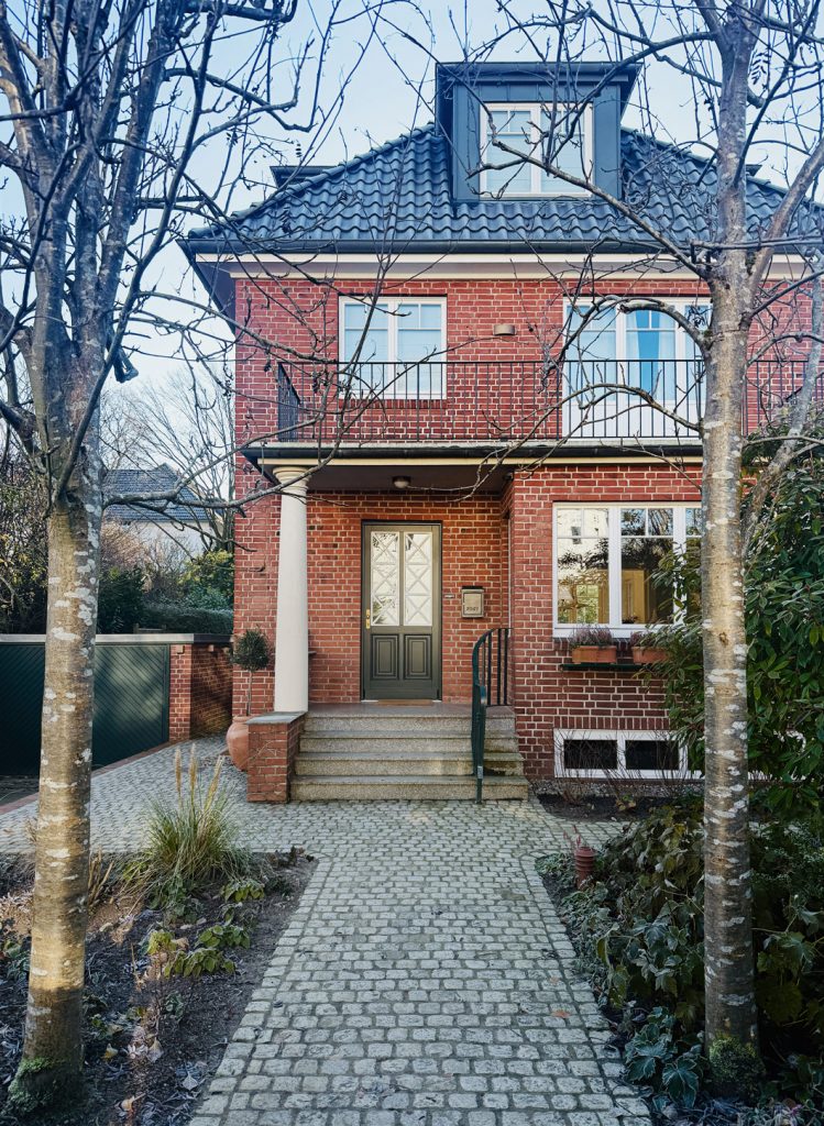 Frontansicht eines sanierten Einfamilienhauses aus den dreißiger Jahren.