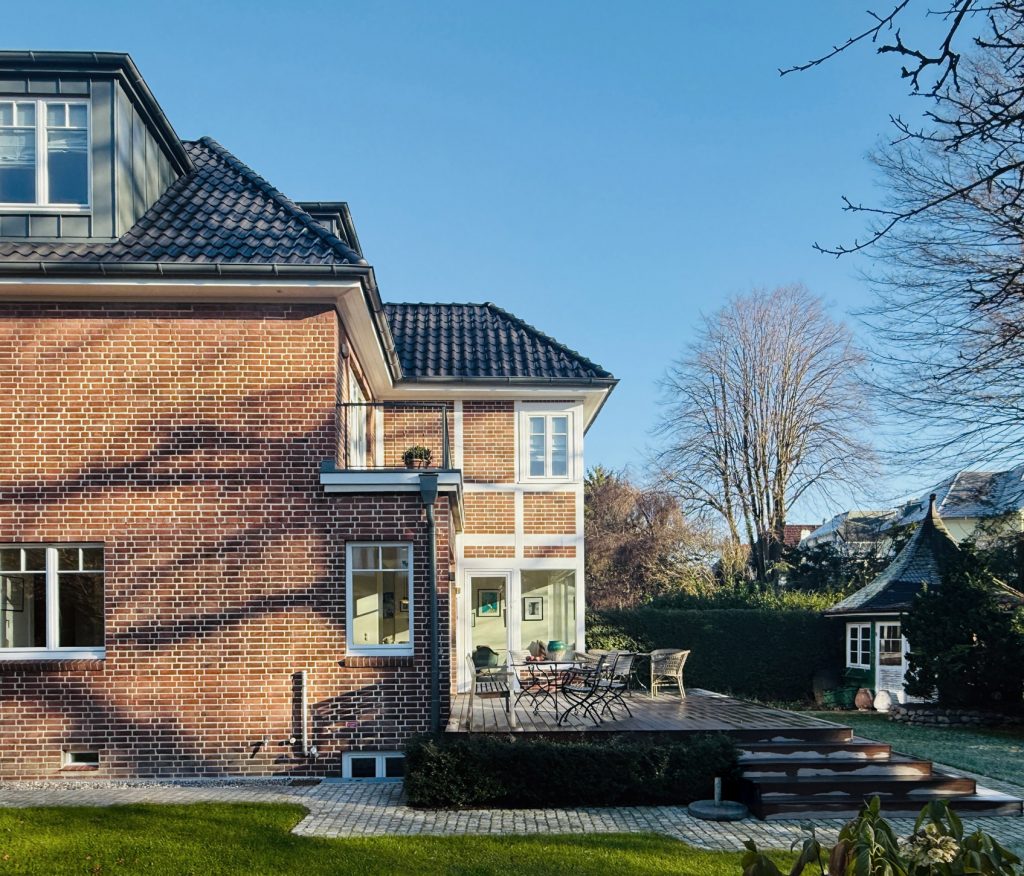 Blick auf die Gartenterrasse eines sanierten Einfamilienhauses aus den dreißiger Jahren.