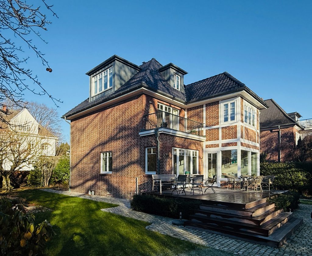 Blick auf die Gartenterrasse eines sanierten Einfamilienhauses aus den dreißiger Jahren.