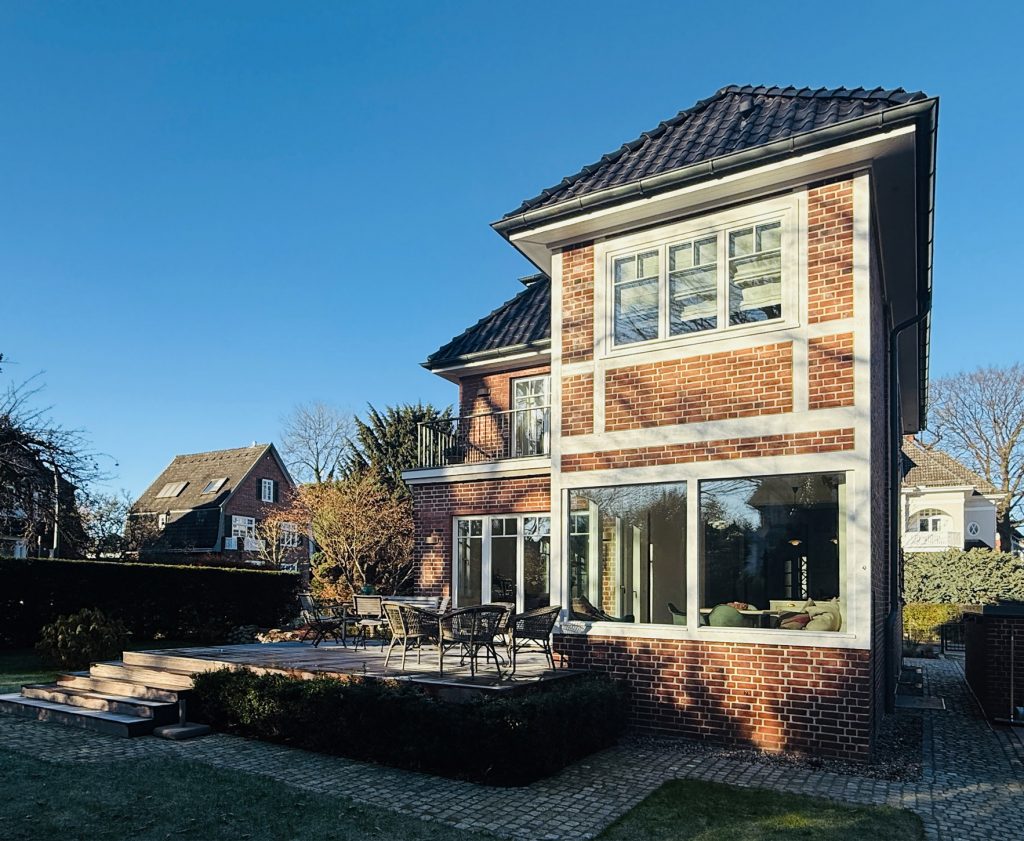 Blick auf die Gartenterrasse eines sanierten Einfamilienhauses aus den dreißiger Jahren.