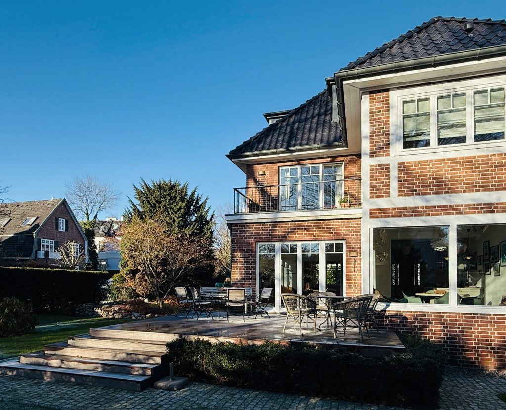 Blick auf die Gartenterrasse eines sanierten Einfamilienhauses aus den dreißiger Jahren.