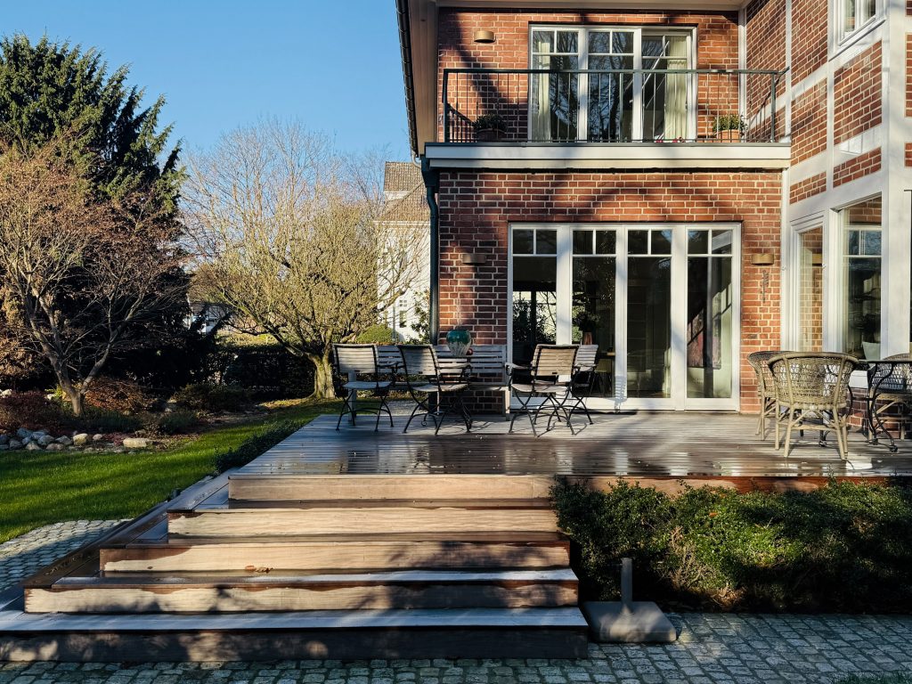 Blick auf die Gartenterrasse eines sanierten Einfamilienhauses aus den dreißiger Jahren.