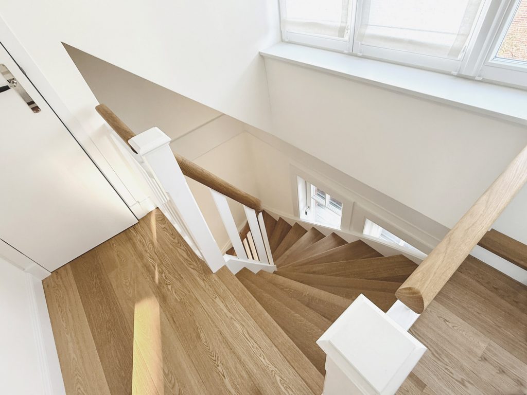 Blick von oben in ein Treppenhaus.