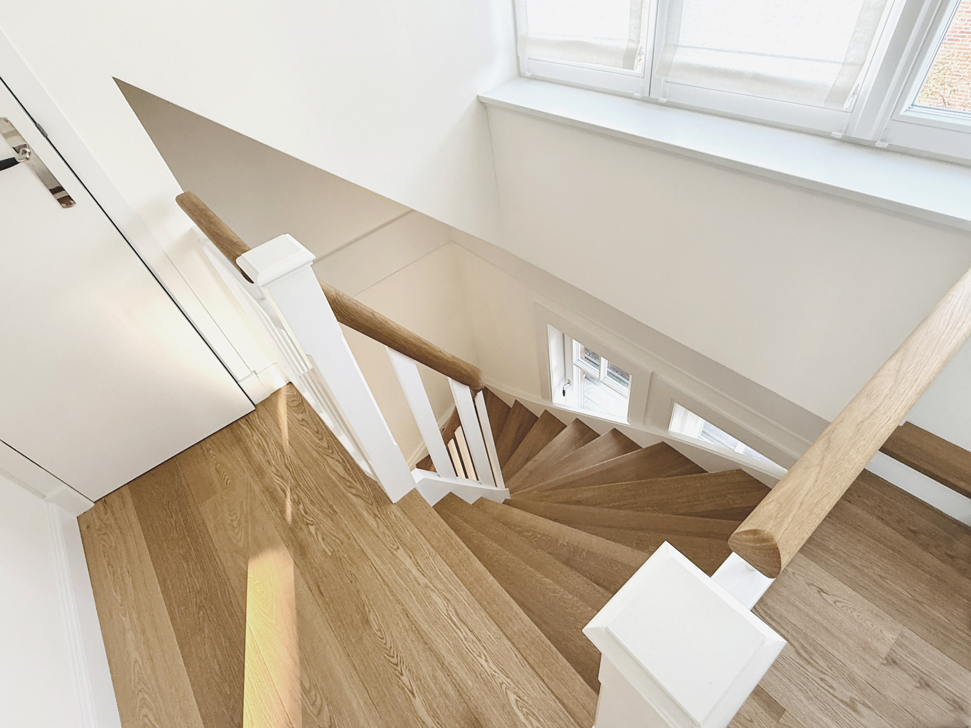 Blick von oben in ein Treppenhaus.