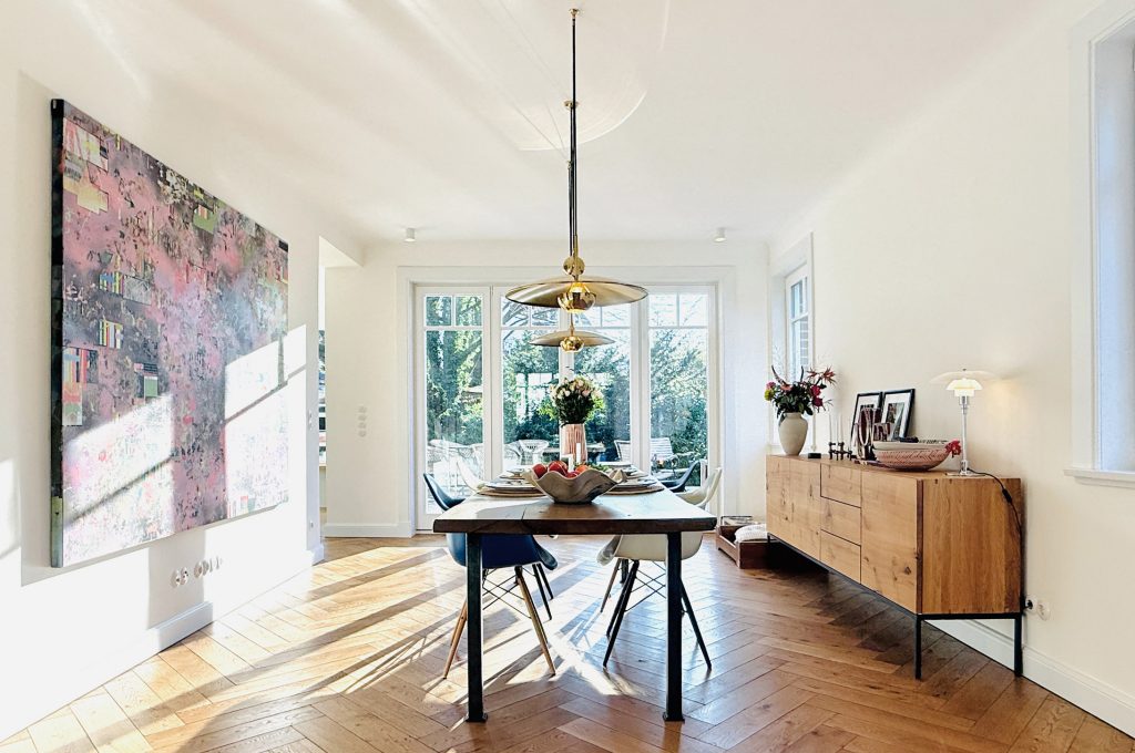 Blick in ein Esszimmer im Stil der dreißiger Jahre.