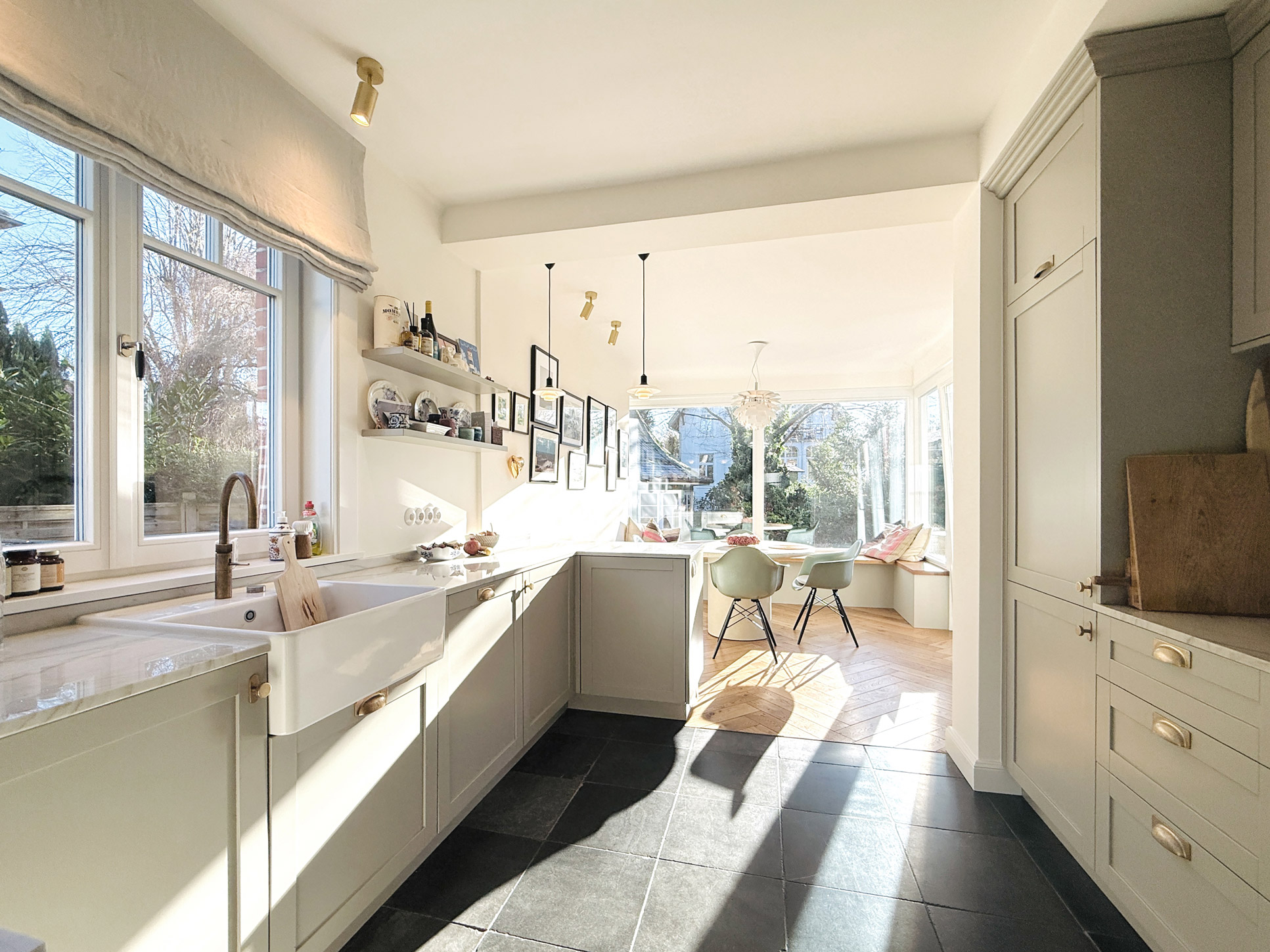 Blick in eine neue Küche im Stil der dreißiger Jahre.