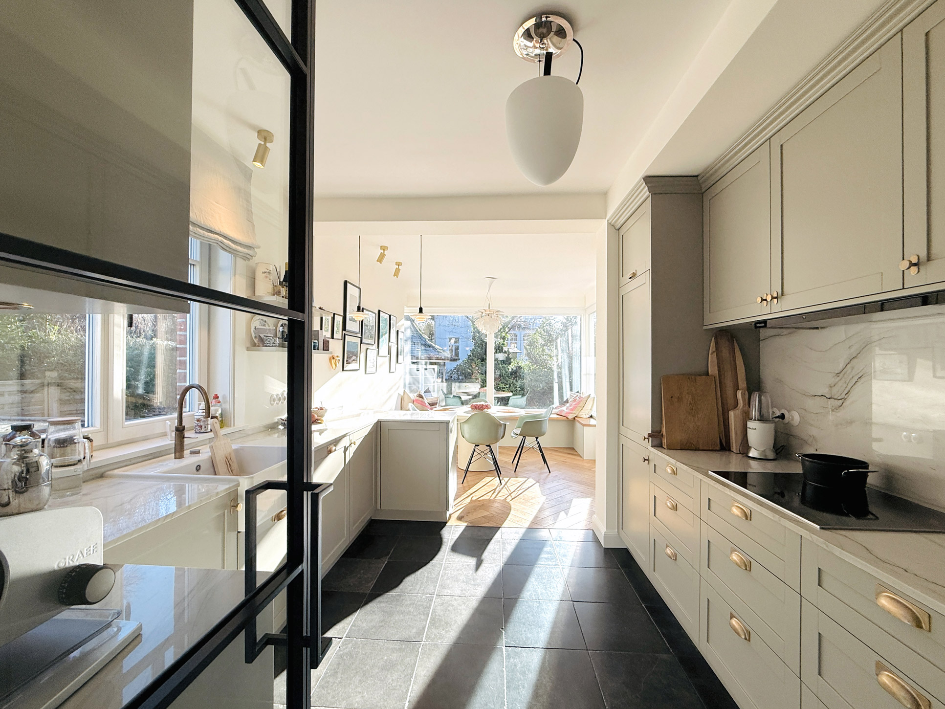 Blick in eine neue Küche im Stil der dreißiger Jahre.