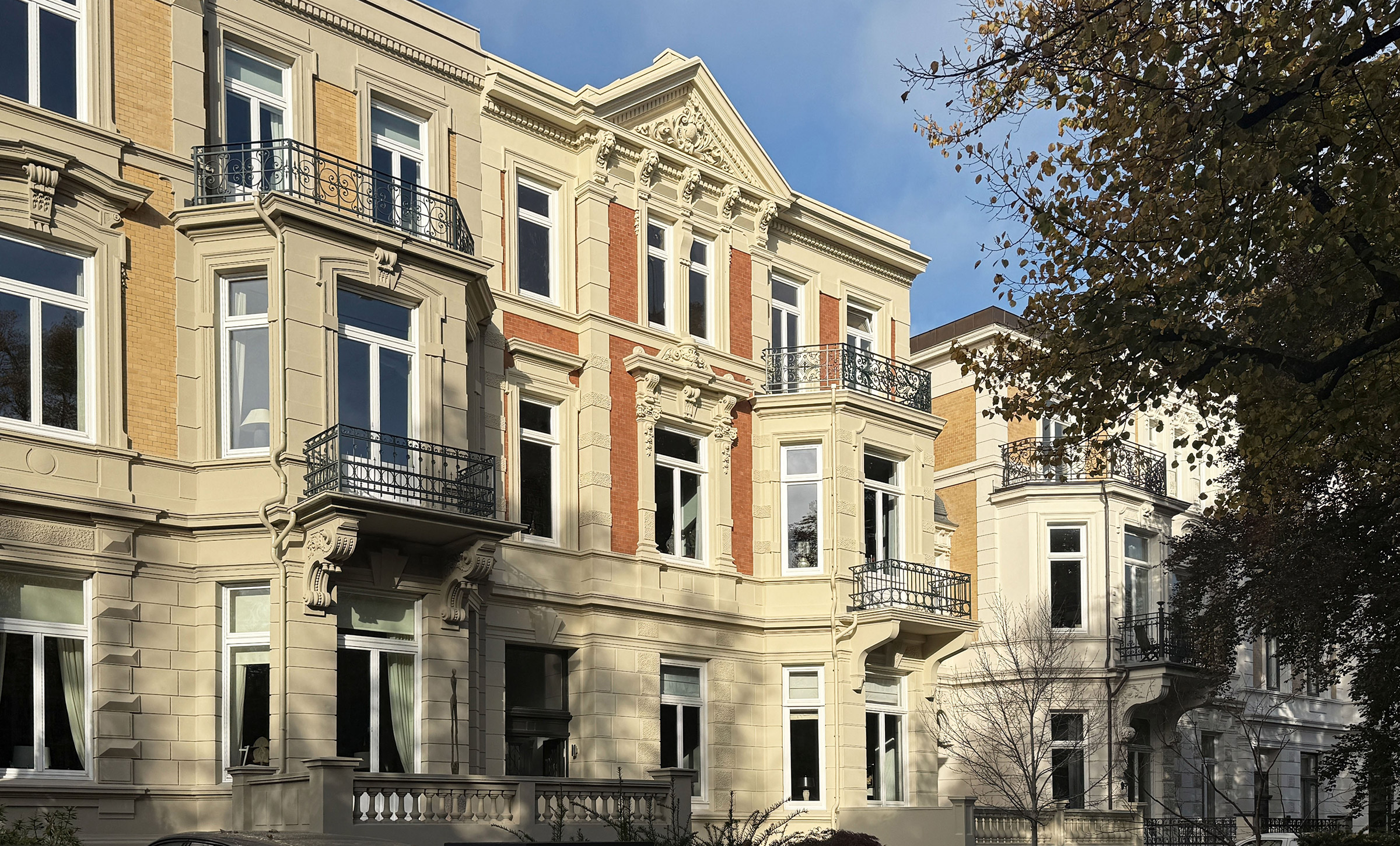 Blick auf eine Reihe Stadthäuser in Hamburg Rothenbaumchaussee