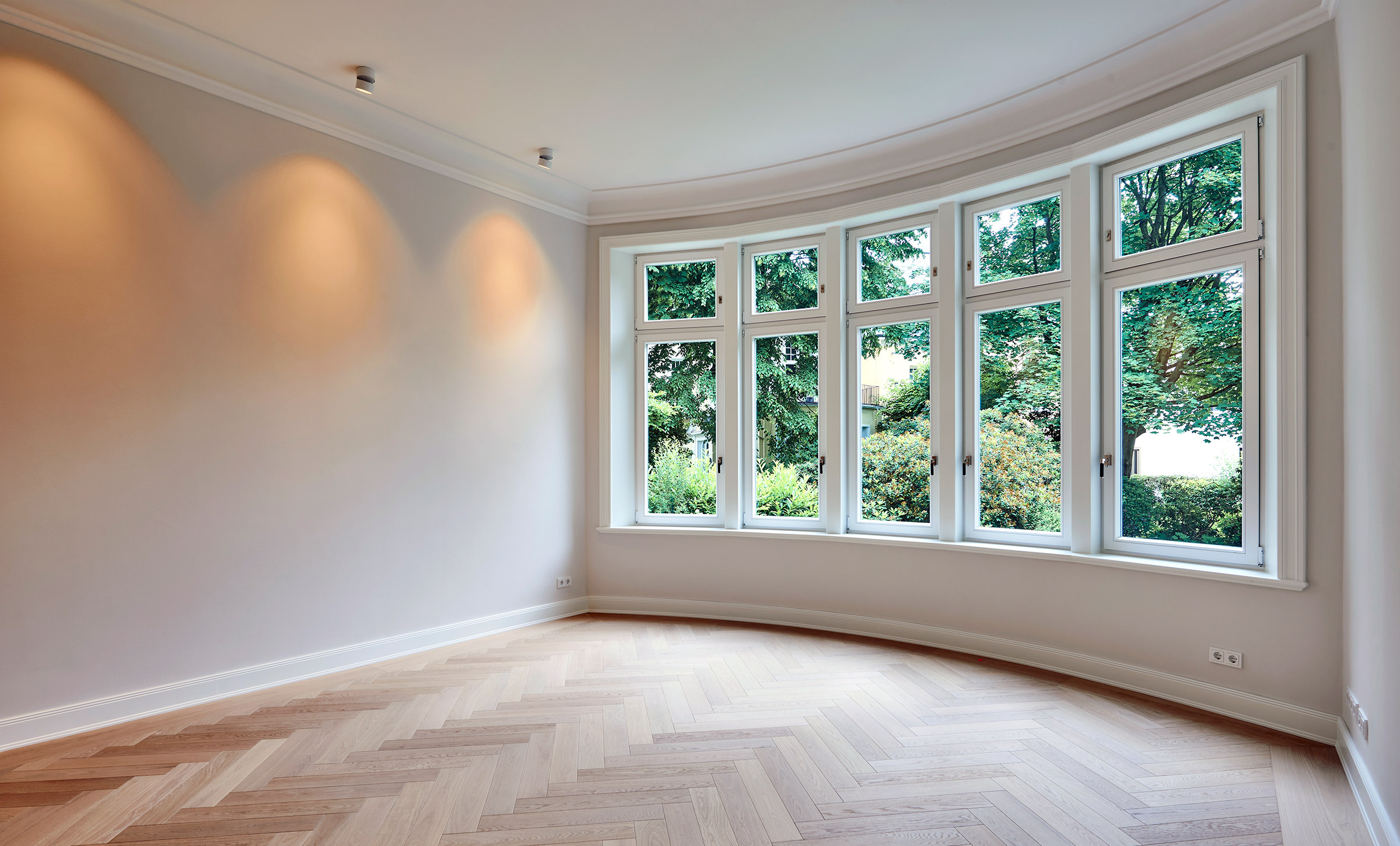 Blick in eine leere sanierte Altbauwohnung