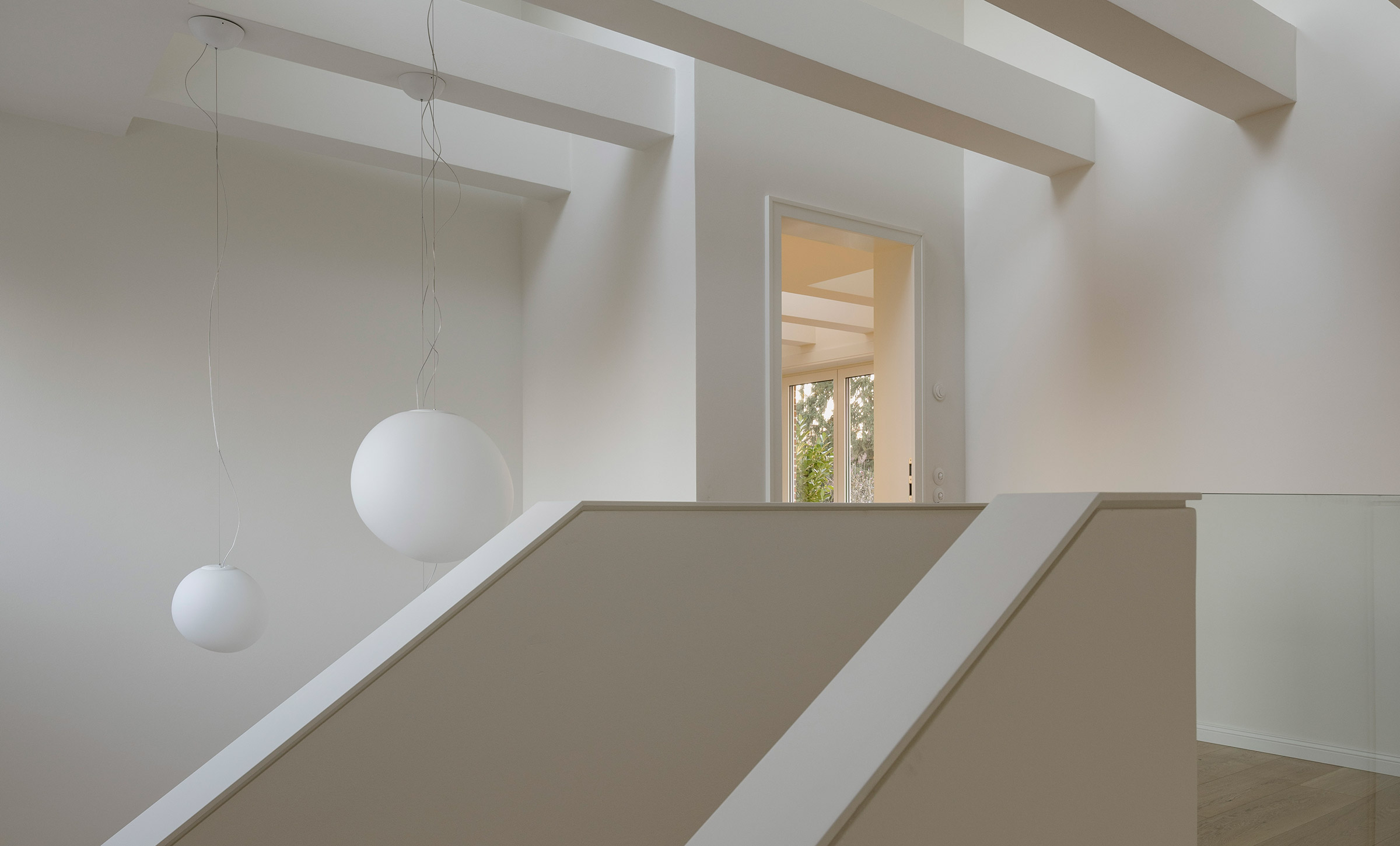 Blick in ein modernes Treppenhaus eines sanierten Einfamilienhauses im Bauhausstil