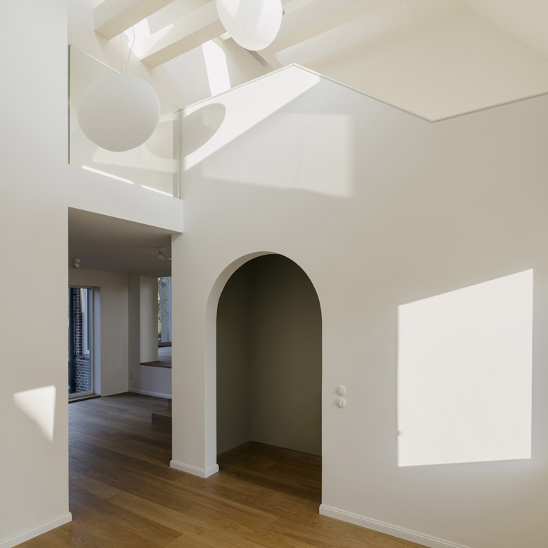 Blick in einen sanierten Flur im Bauhausstil eines Einfamilienhauses