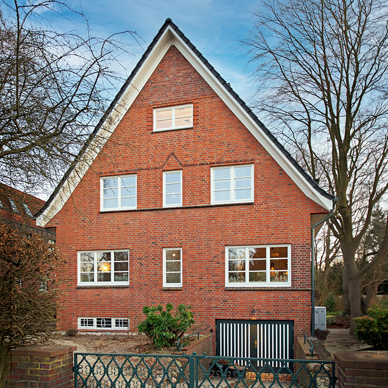 Blick auf ein Klinkereinfamilienhaus im 30er Jahre Stil.